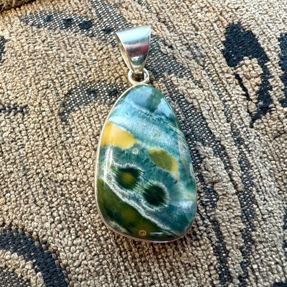 Handcrafted Freeform cabochon of Ocean Jasper in Sterling Silver. - Picture 3 of 14